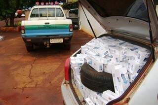 Até o estepe do carro foi retirado do local para transportar os pacotes de cigarros. (Foto: Divulgação)