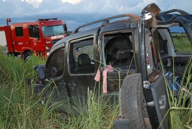Ve&iacute;culo capota e 8 pessoas ficam feridas; uma crian&ccedil;a em estado grave