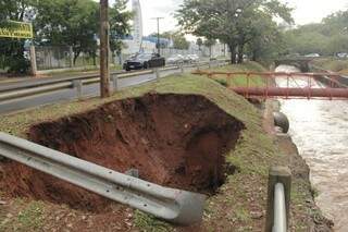Erosão aumenta em profundidade na Avenida Ricardo Brandão (Foto: Alan Nantes)