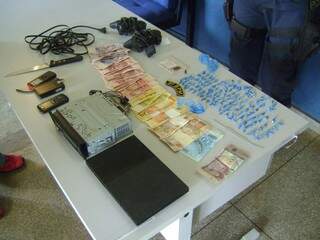 Aparelhos com suspeita de furto, 131 paradinhas de pasta base de cocaína e dinheiro foram apreendidos (Foto: Divulgação)