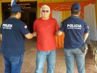 Ex-prefeito Eurico Mariano com agentes da Interpol (Foto: ABC Color)
