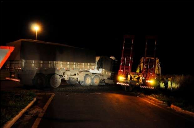 Acidente com carroceria de caminh&atilde;o interrompe tr&acirc;nsito na MS-134