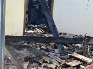 Fogo destruiu totalmente a residência e só dois sofás foram retirados (Foto: Vanessa Tamires)