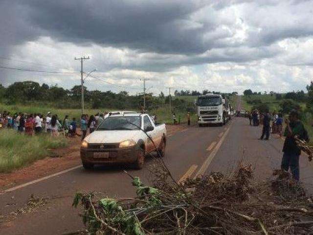 Rodovia MS-386 &eacute; bloqueada em protesto de ind&iacute;genas em Amambai