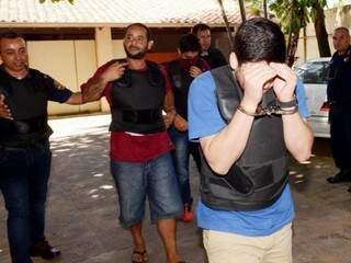 Rony (cobrindo o rosto) e o brasileiro Bruno Henrique no dia em que foram presos no Paraguai (Foto: ABC Color)