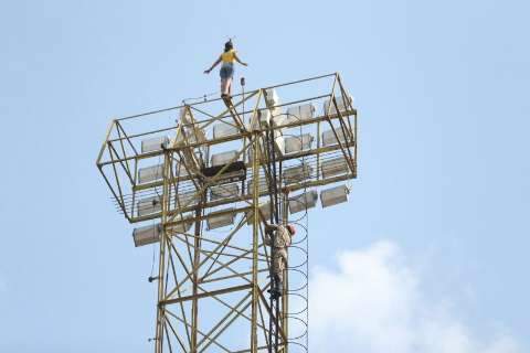 Resgate de mulher de torre no Morenão exigiu operação de alto risco