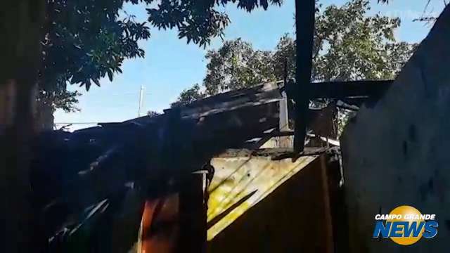 Inc&ecirc;ndio destr&oacute;i telhado e condena casa abandonada no Vilas Boas