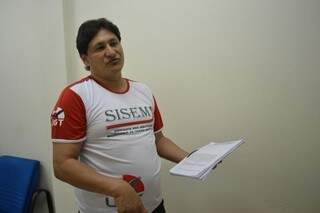 Tabosa junto com outros sindicatos entregam bloco de documentos a mesa diretora da Câmara (Foto: Cleber Gellio)