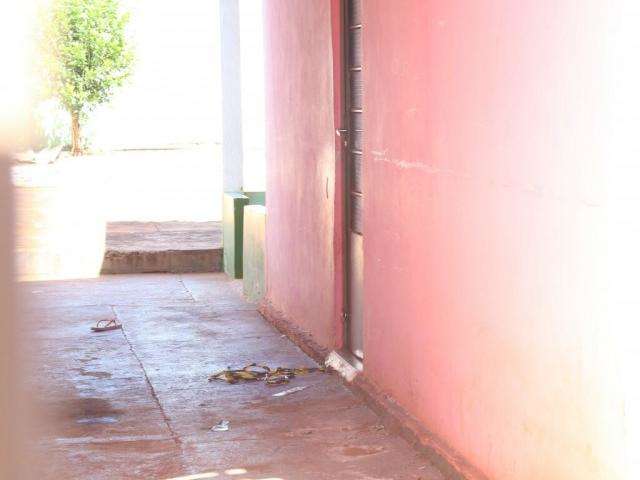 Seguran&ccedil;a &eacute; encontrado morto prensado entre carro e muro de casa 