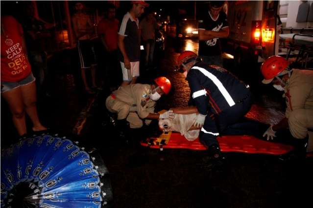 Universit&aacute;ria &eacute; arremessada e se fere ao ser atingida por motocicleta