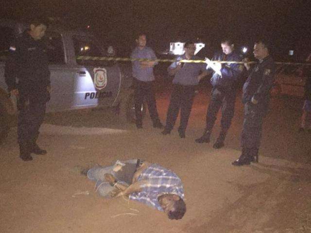 Enforcado at&eacute; a morte, homem &eacute; deixado com p&eacute;s e m&atilde;os amarrados em rua