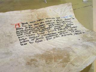Réplica do pergaminho de couro de cabrito com texto sobre literatura (Foto: Marina Pacheco)