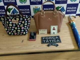 Objetos roubados da senhora foram recuperados pela polícia nesta manhã (Foto: divulgação/Polícia Militar) 