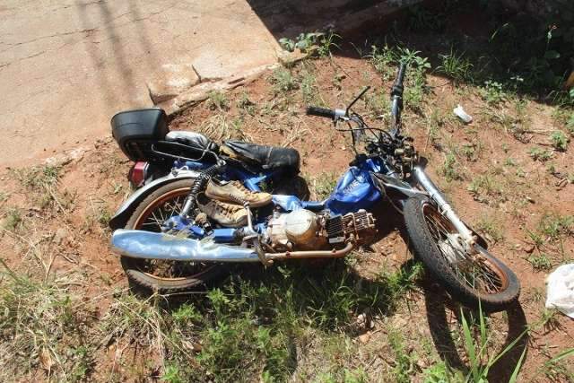 Motociclista invade preferencial e morre ao colidir em carreta