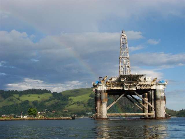 Queda do pre&ccedil;o de petr&oacute;leo significa ben&ccedil;&atilde;o e maldi&ccedil;&atilde;o ao mesmo tempo