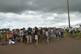 Moradores fecharam a BR por alguns minutos, protestando contra a falta de segurança (Foto: Dourados News)