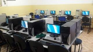 Sala de informática em escola municipal de Anhanduí voltou a funcionar. (Foto: Divulgação)