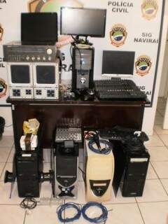 Polícia recuperou computadores e aparelho de som roubados de comitê político. (Foto: Divulgação)