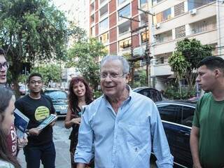 José Dirceu é recebido por fãs numa das viagens para lançamento do livro (Foto: Ronaldo Quadrado/Divulgação)