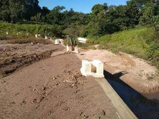 Barragem feita no Parque das Nações Indígenas já está quase toda seca por conta da quantidade de areia retida (Foto: Mirian Machado)