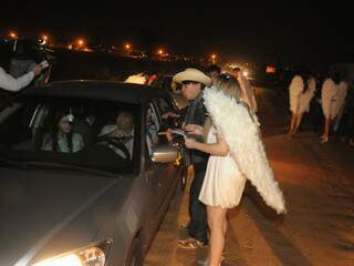 Atores vestidos de anjo abordam motoristas na porta da festa junina da Anhanguera Uniderp. (Foto: Rodrigo Pazinato)