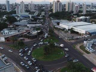 Fluxo na rotatória da Avenida Ceará no cruzamento com a Joaquim Murtinho, que será completamente retirada. (Foto: Gabriel Rodrigues)