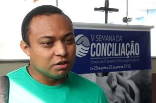 O militar Edimar Silva foi até o local para resolver pendência com a Energisa. (Foto: Marcos Ermínio) 
