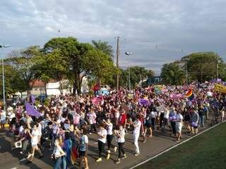 Caminhada contra Bolsonaro começou por volta das 16h e teve cerca de 800 participantes, segundo a organização (Foto: Mirian Machado)