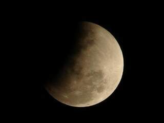 Lua sobre o céu de Campo Grande nesta terça-feira (16); sombra da Terra cobrirá parcialmente o satélite até as 22h. (Foto: Thiago Mendes)