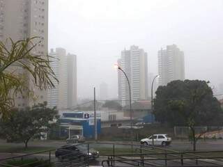 Chuva na região da Avenida Ricardo Brandão, por volta das 10h30. (Foto: Mayara Bueno)