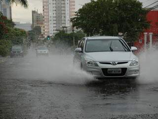 Chuva na tarde de hoje na região central de Campo Grande. (Foto: Simão Nogueira)