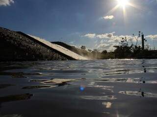 Barragem de contenção do Córrego Guariroba. (Foto: Águas Guariroba)