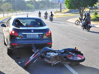 Moto bateu na traseira do veículo Peugeot. Duas pessoas ficaram feridas. (Foto: João Garrigó).