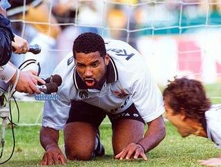 O atacante Viola imita porco para provocar o Palmeiras no primeiro jogo da final do Paulistão de 1993 (Foto: Agência Estado)