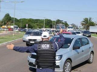 Acidente entre carro e moto deixa trânsito lento na Duque de Caxias Acidente entre carro e moto deixa trânsito lento na Duque de Caxias