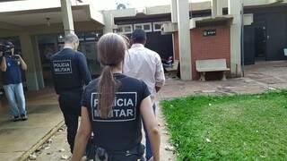 Sargento da PM chega à delegacia conduzido por policiais da Corregedoria (Foto: Adilson Domingos)
