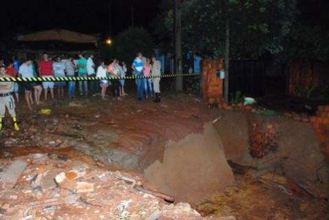 Forte chuva abre cratera e provoca alagamentos em bairros de Navira&iacute; 