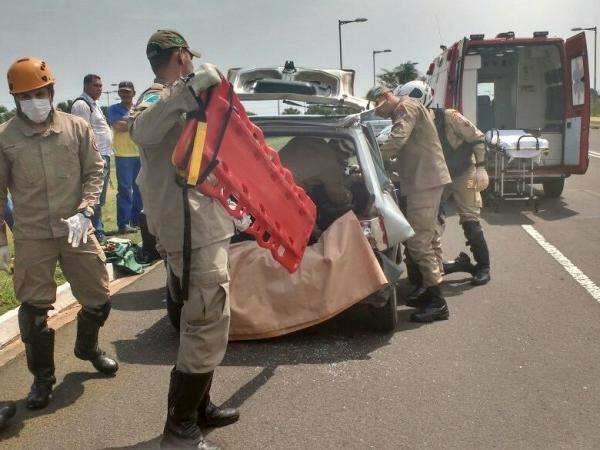 Acidente entre carro e caminh&atilde;o de g&aacute;s deixa dois feridos na Duque de Caxias