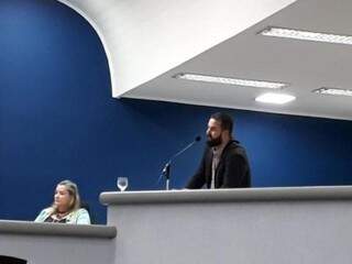 Presidente da Emha, Eneas Neto, durante a palavra livre na Câmara (Foto: Fernanda Palheta)
