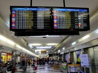 Painel mostra chegadas e partidas no Aeroporto Internacional de Campo Grande. (Foto: Saul Schramm).