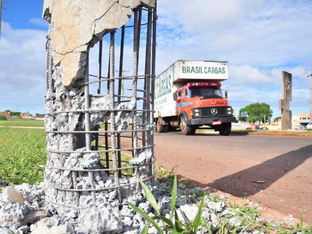  Motorista bate carro em poste na sa&iacute;da para Tr&ecirc;s Lagoas