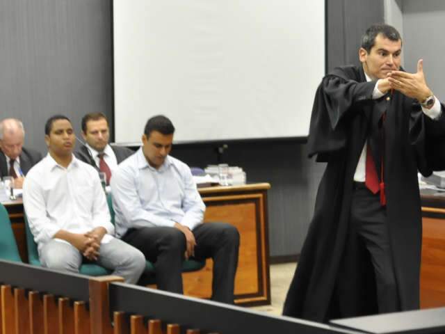  Indignado com &ldquo;ataques&rdquo; de defensor, promotor quebra &oacute;culos  durante julgamento