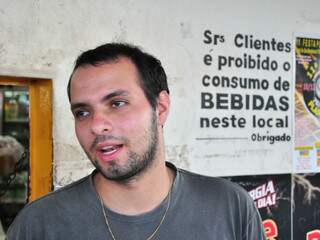 Fernando reclama que clientes desrespeitam aviso e bebem em conveniência. (Foto: João Garigó)