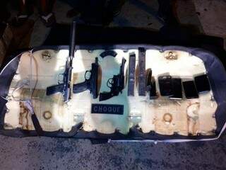 A pistola 9 mm, com silenciador, usada no crime foi apreendida pela polícia (Foto: Divulgação Choque)