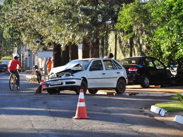  Condutora n&atilde;o v&ecirc; sinaliza&ccedil;&atilde;o e bate Gol em Corsa no bairro Ant&ocirc;nio Vendas