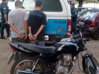 Ap&oacute;s roubo, moto falha e adolescentes s&atilde;o perseguidos por moradores 