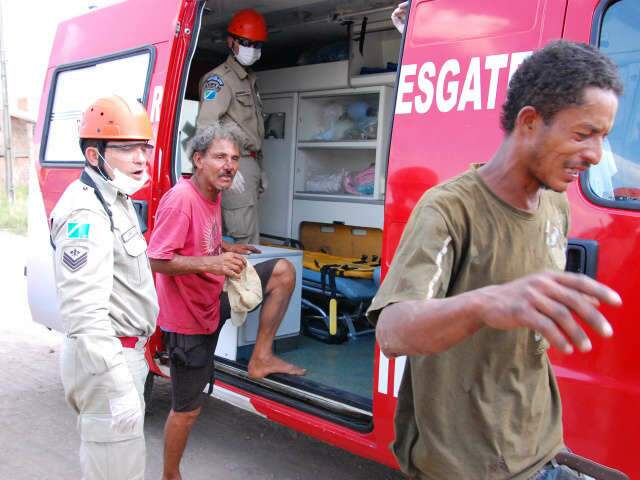  Pai e filho batem carro em poste e invadem dois terrenos 