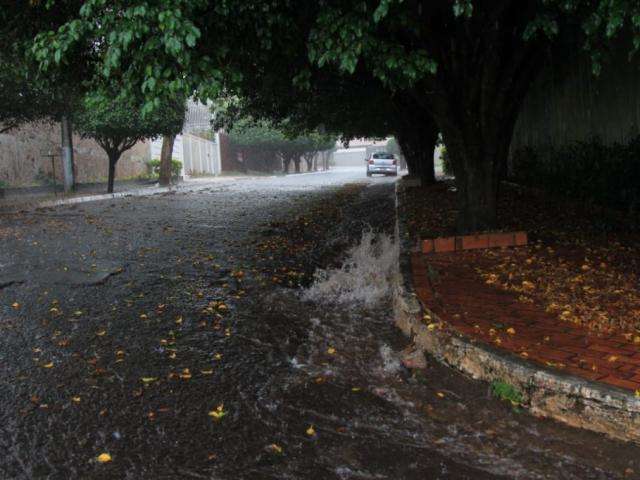 Chuva r&aacute;pida provoca enxurrada na Capital e Inmet emite alerta para 35 cidades