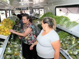 Consumidores comprar verduras e frutas no Saladão (Foto: PMCG/Divulgação)