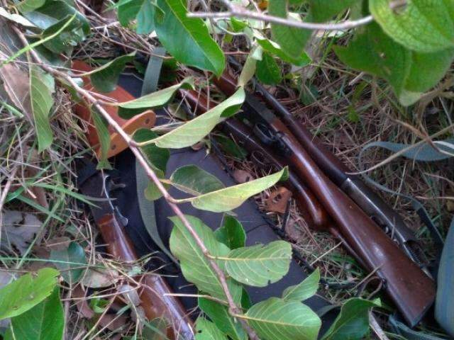Pol&iacute;cia encontra arsenal escondido em estrada rural do interior